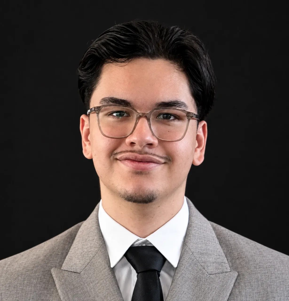 Porträt von Philippos Melikidis in grauem Anzug mit Brille